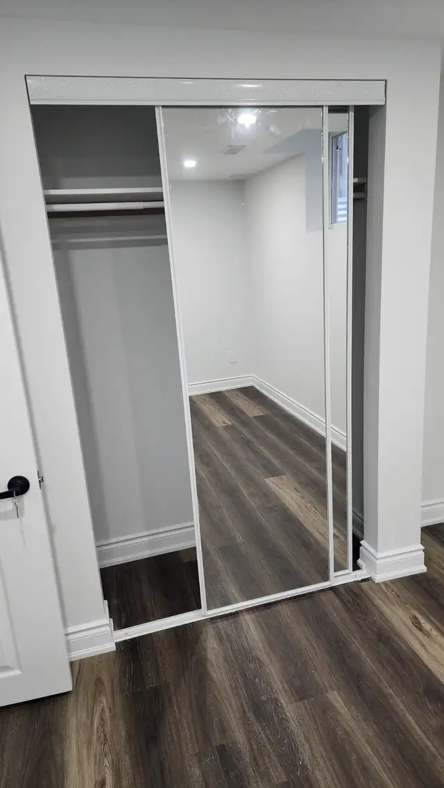 Furnished share room for Girl Near Sheridan College Brampon - Photo 6