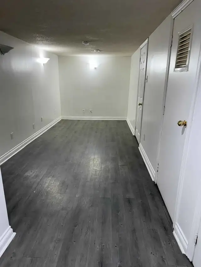 Furnished share room for Girl Near Sheridan College Brampon - Photo 8