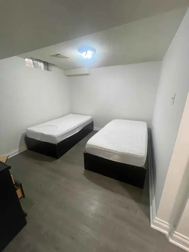 Furnished share room for Girl Near Sheridan College Brampon - Photo 10