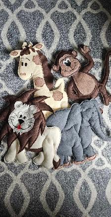 Toddler wall  jungle decore