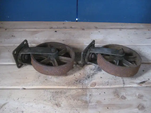 2 Large Antique Cast Iron Swivel Casters - Photo 2