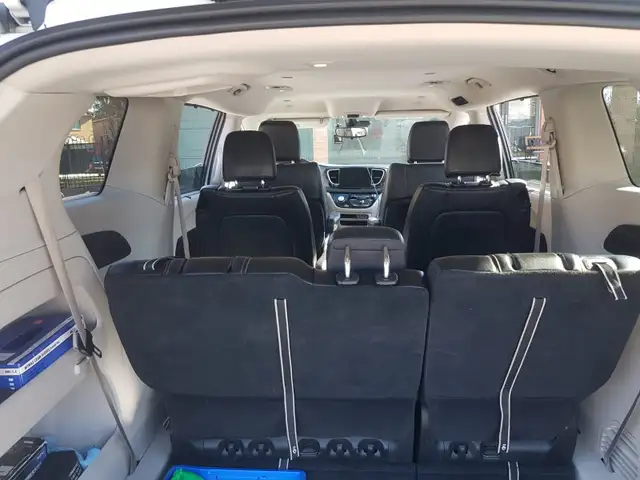 2023 Chrysler Pacifica Touring L with 74800km driven for TRADE - Photo 6