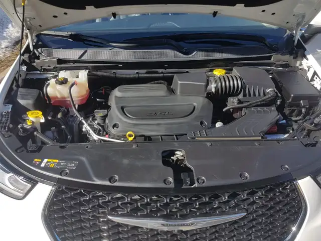 2023 Chrysler Pacifica Touring L with 74800km driven for TRADE - Photo 10