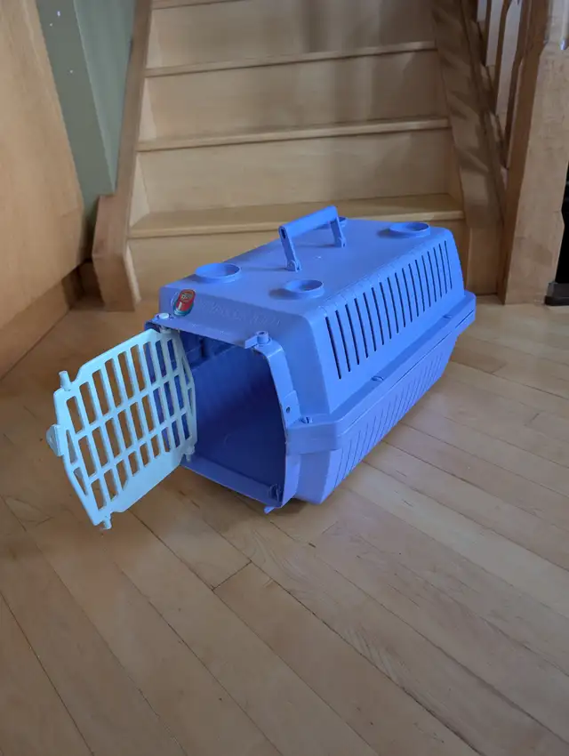 Voyageur Model 100 Small Purple Pet Carrier