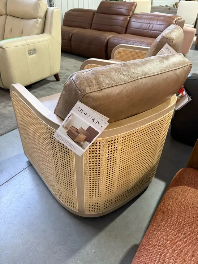 Set of 2 leather swivel accent chairs - Photo 4