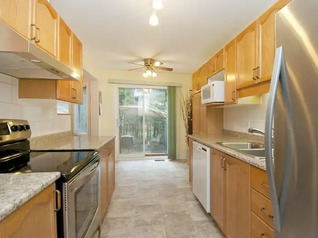 One bright bedroom located in Centrepointe - Photo 3