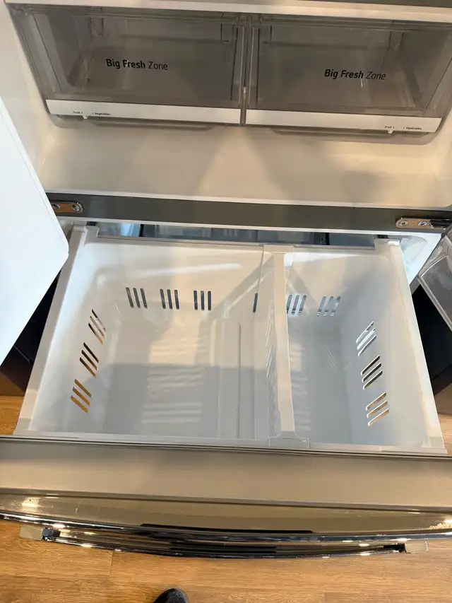 LG 33" Stainless Steel French 4 Door - Photo 3