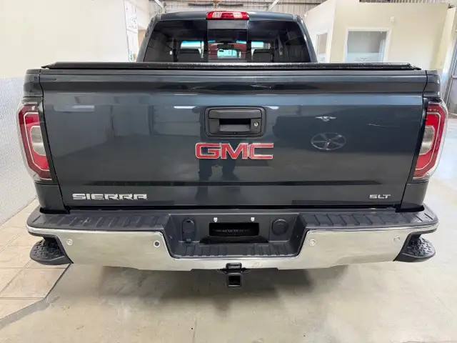 2017 GMC Sierra 1500 SLT / 4x4 / Crew / Local / 0 Accident - Photo 4