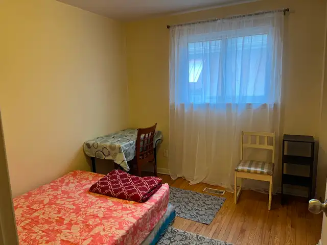 BRIGHT ROOM MAIN FL-50m TO PLAZA STEELES AND BATHURST NEAR BUS