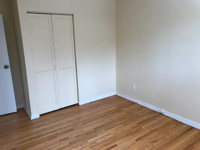 BRIGHT ROOM MAIN FL-50m TO PLAZA STEELES AND BATHURST NEAR BUS - Photo 2