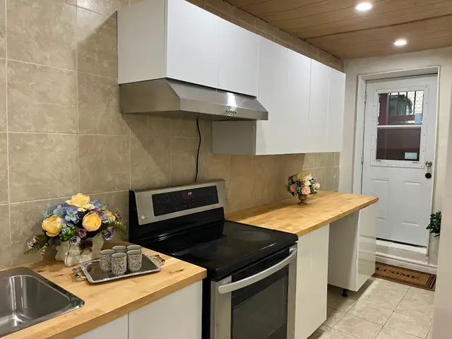 VERY BRIGHT ROOM  FULLY RENOVATED BATHURST ST NORTH YORK - Photo 2