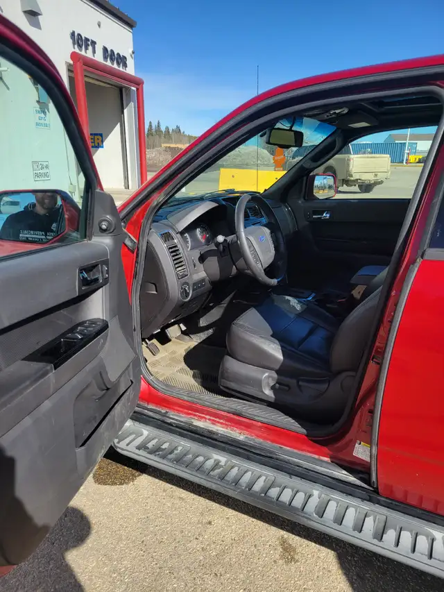 2010 Loaded Ford Escape  $ 4000.00 Obo - Photo 7