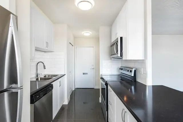3 Bedroom Apartment for Rent - 1475 Bloor Street - Photo 2