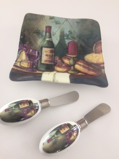 SET NEUF ASSIETTE PORCELAINE CASA ÉLITE 7'x7' 2 COUTEAUX FROMAGE