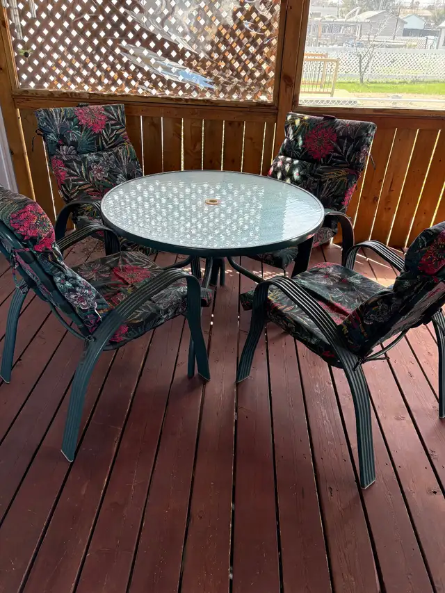 Ensemble de patio avec table et quatre chaises et coussins