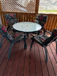 Ensemble de patio avec table et quatre chaises et coussins