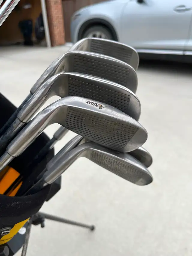 used Right Hand golf clubs and bag - Photo 3