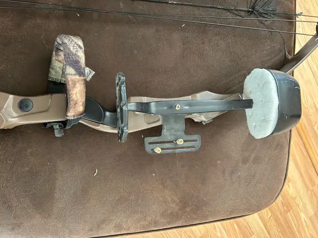 Bear Whitetail EL compound bow and accessories - Photo 4