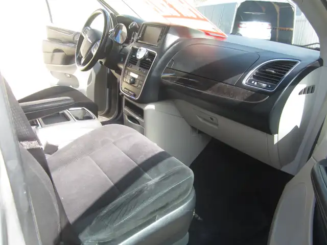 2011  CHRYSLER TOWN & COUNTRY - Photo 2