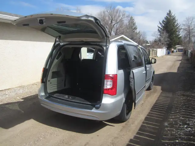 2011  CHRYSLER TOWN & COUNTRY - Photo 3