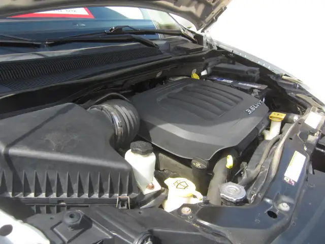 2011  CHRYSLER TOWN & COUNTRY - Photo 4