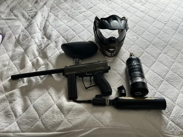 Spyder Paintball set with CO2 refill system