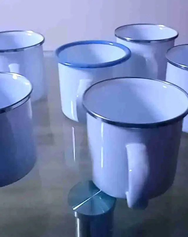 tasses en émail vintage disponible