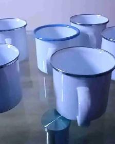 tasses en émail vintage disponible