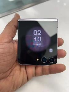 Samsung ZFlip 5–256GB–Unlocked–Pre Owned–1 Year Warranty