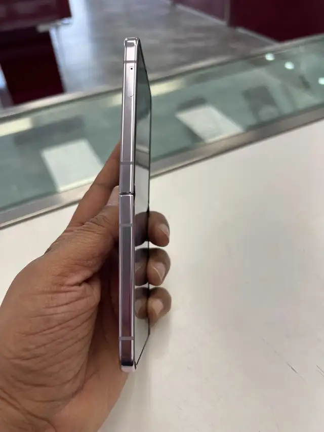 Samsung ZFlip 5–256GB–Unlocked–Pre Owned–1 Year Warranty - Photo 3