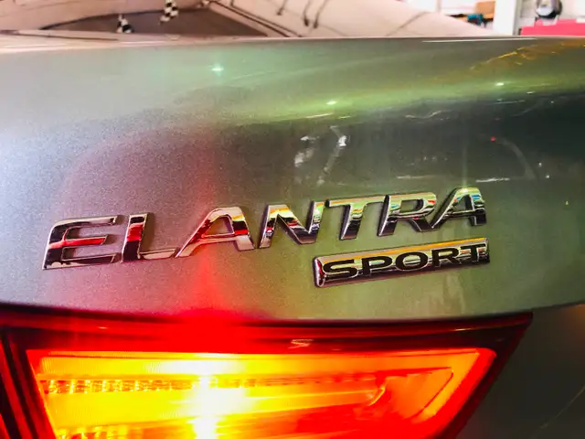GARANTIE/ HYUNDAI ELANTRA SPORT/ TOIT OUVRANT/ COMME NEUVE/BIJOU - Photo 10
