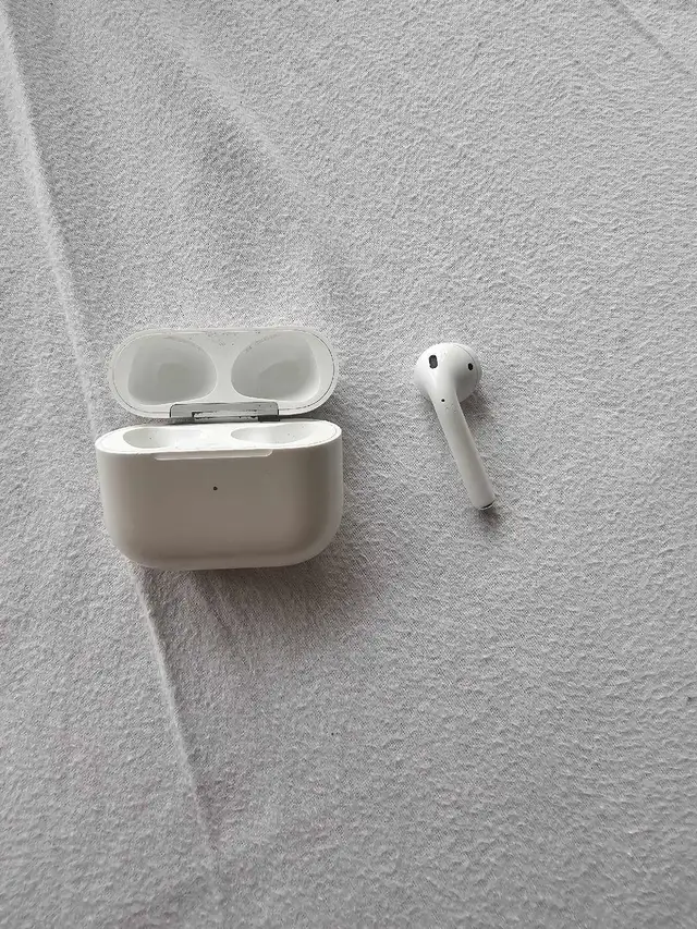 Appple airpod 3rd gen case and 2nd generation earbud