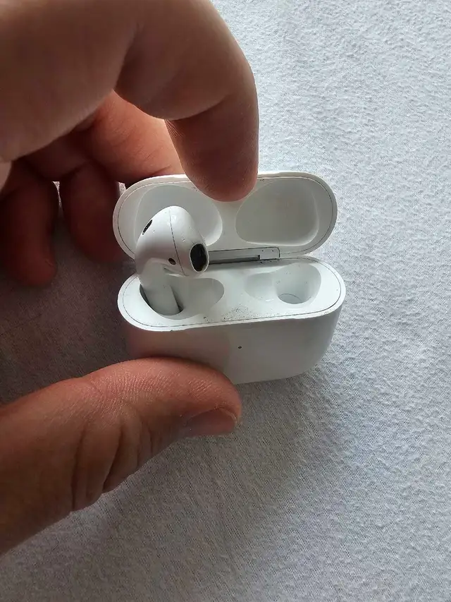 Appple airpod 3rd gen case and 2nd generation earbud - Photo 2