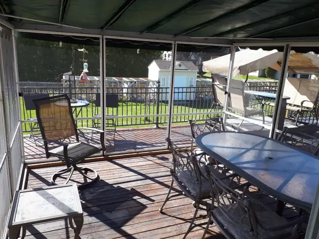 VÉRANDA MOUSTIQUAIRE 2 PORTES EN ALUMINIUM 11 PIEDS X 11 PIEDS