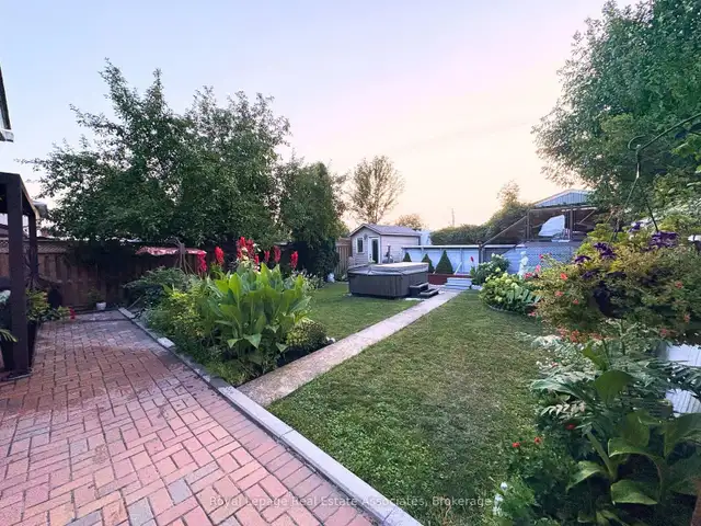 ✨ PRIVATE BACKYARD OASIS IN MISSISSAUGA – YOUR PERFECT FAMILY HO - Photo 2