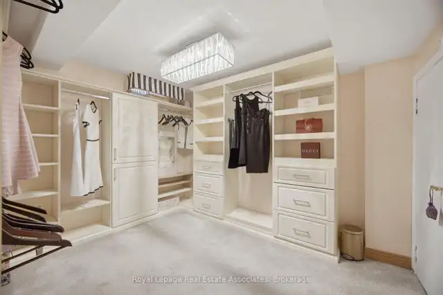 ✨ PRIVATE BACKYARD OASIS IN MISSISSAUGA – YOUR PERFECT FAMILY HO - Photo 3