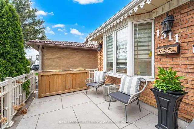 ✨ PRIVATE BACKYARD OASIS IN MISSISSAUGA – YOUR PERFECT FAMILY HO - Photo 9