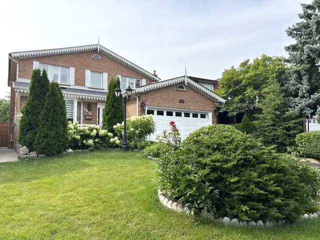 ✨ PRIVATE BACKYARD OASIS IN MISSISSAUGA – YOUR PERFECT FAMILY HO - Photo 10