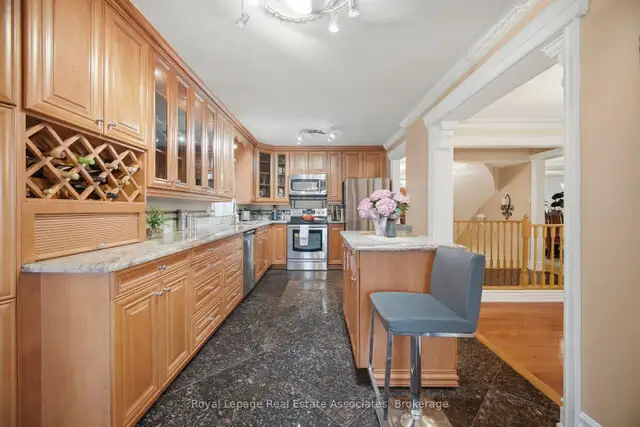 ✨ PRIVATE BACKYARD OASIS IN MISSISSAUGA – YOUR PERFECT FAMILY HO - Photo 28