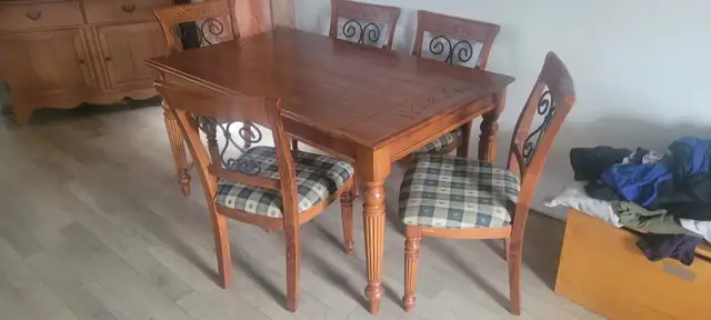 TABLE AND HUTCH - Photo 2