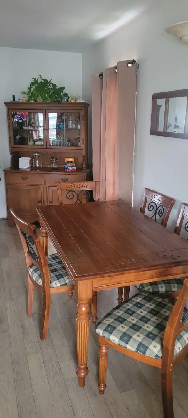 TABLE AND HUTCH - Photo 3