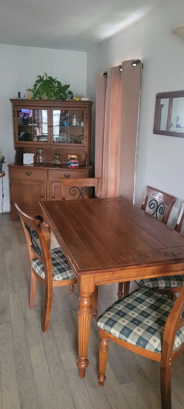 TABLE AND HUTCH - Photo 4