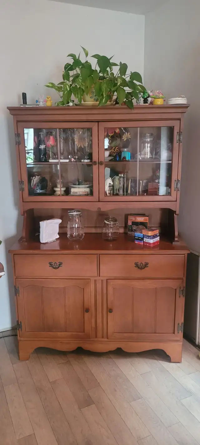 TABLE AND HUTCH - Photo 5