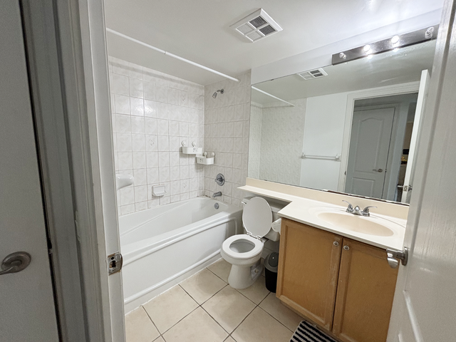 1 Bedroom condo for rent w/ parking at North York Centre - Photo 4