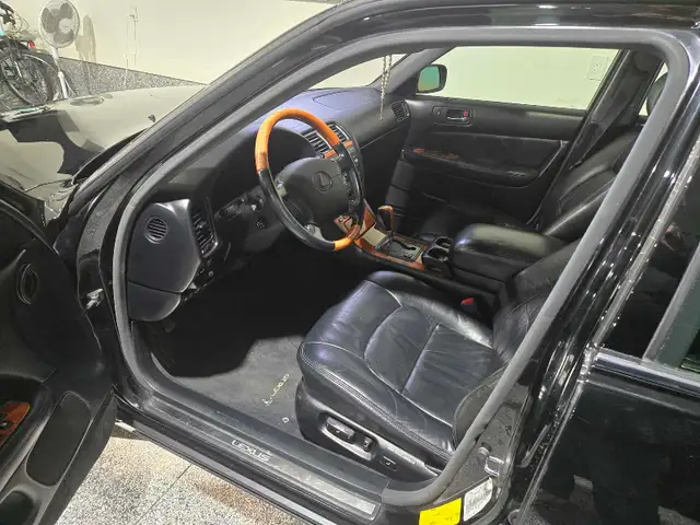 2000 Lexus LS 400 - Photo 4