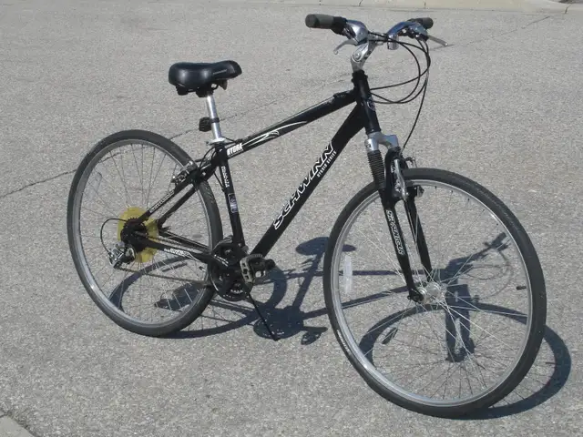 ALL ALUMINUM 700C SCHWINN HYBRID SERIES 24 SPD WITH SUSPENSION!
