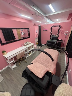 LUXE 550sqft Private Pink Suite - All-Inclusive | Prime Junction - Photo 3