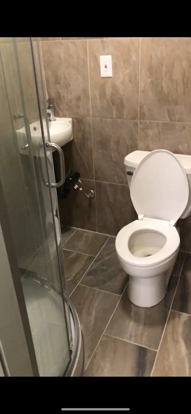 Room with private bathroom available ! - Photo 2