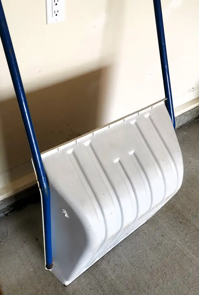 New 24-In Polyethylene Sleigh Snow Pusher - Photo 3