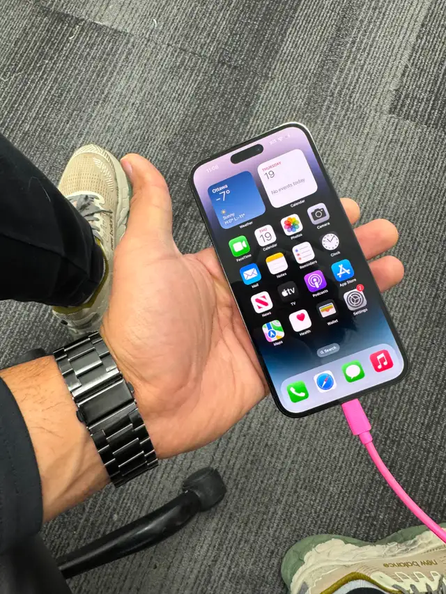 Unlocked iPhone 14 pro (512 GB) with one year warranty - Photo 4